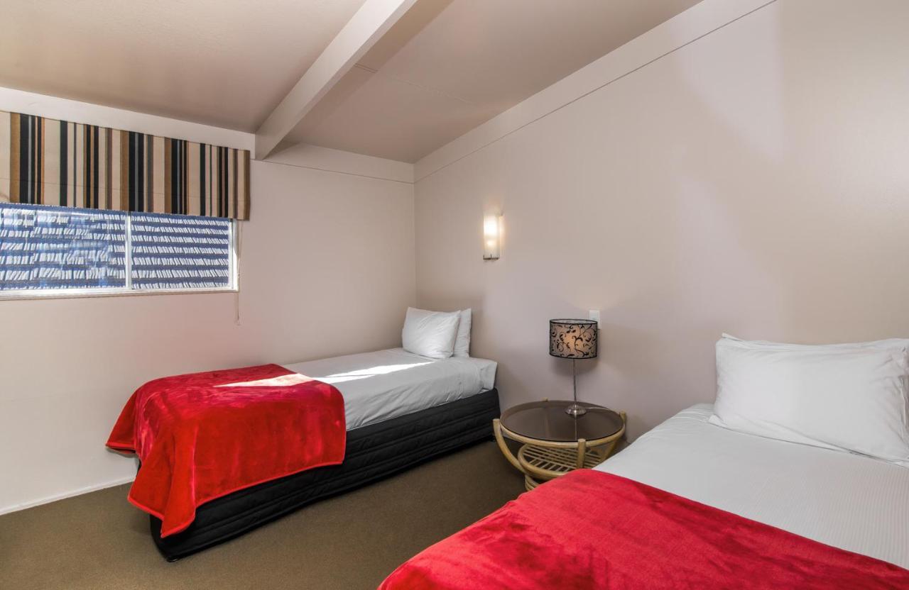 Twin Peaks Lakeside Inn Таупо Экстерьер фото