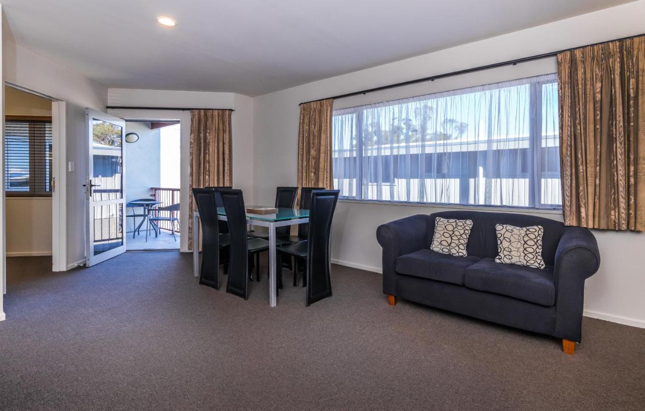 Twin Peaks Lakeside Inn Таупо Экстерьер фото