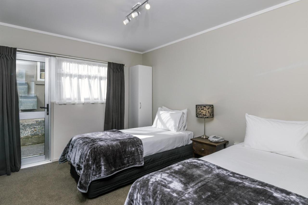 Twin Peaks Lakeside Inn Таупо Экстерьер фото