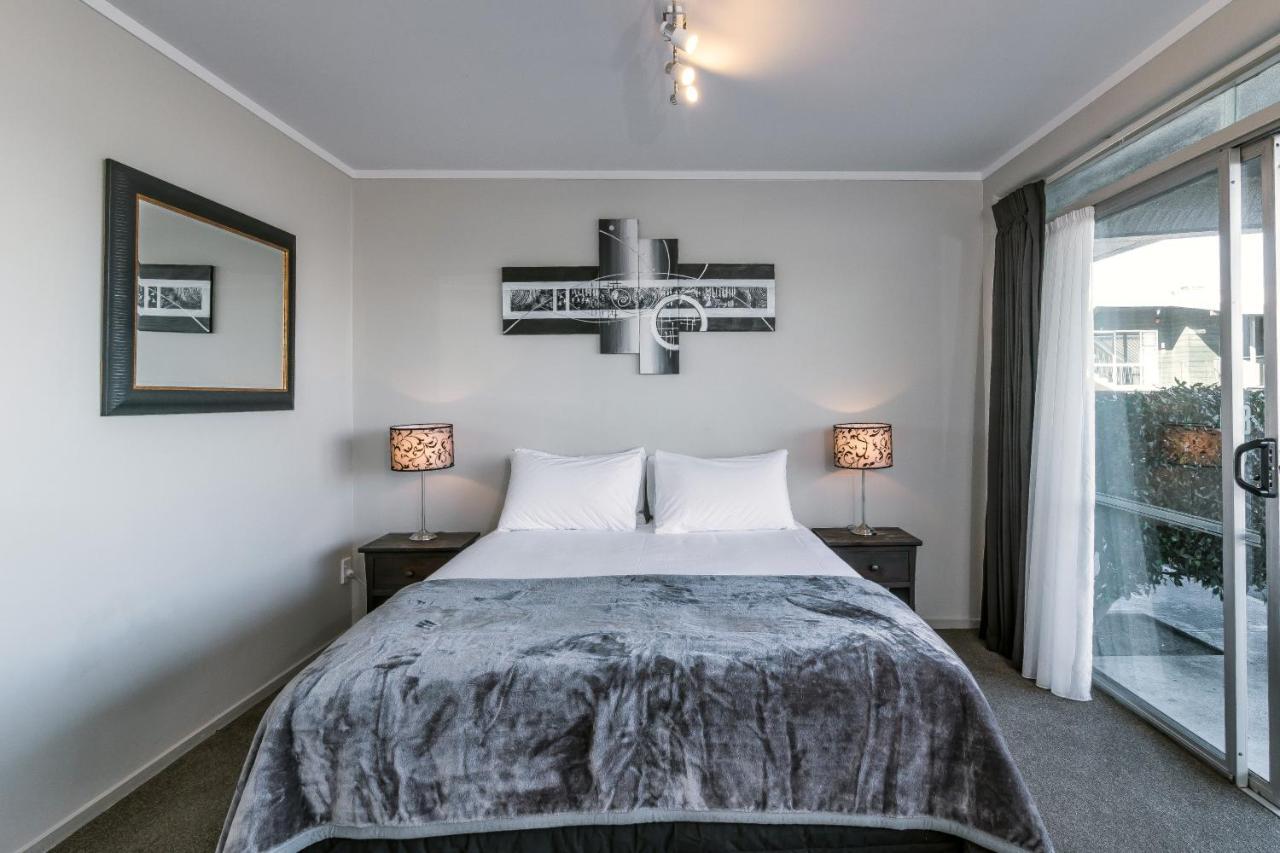 Twin Peaks Lakeside Inn Таупо Экстерьер фото