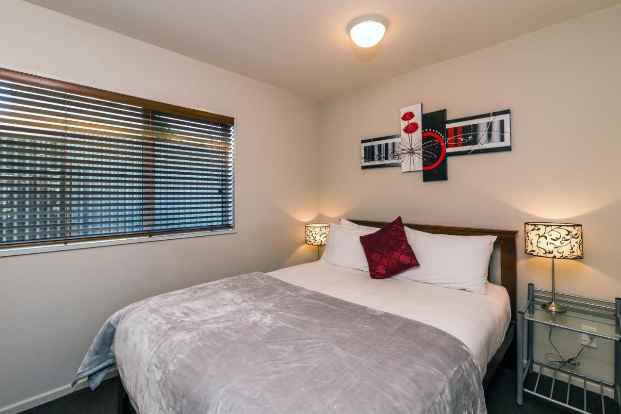Twin Peaks Lakeside Inn Таупо Экстерьер фото