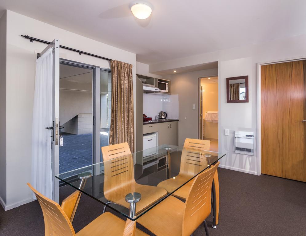 Twin Peaks Lakeside Inn Таупо Экстерьер фото