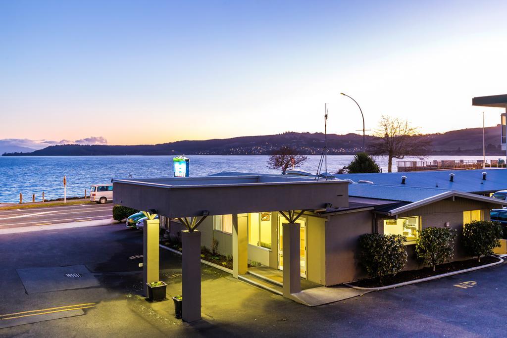 Twin Peaks Lakeside Inn Таупо Экстерьер фото
