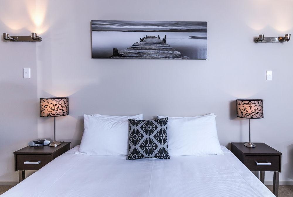 Twin Peaks Lakeside Inn Таупо Экстерьер фото