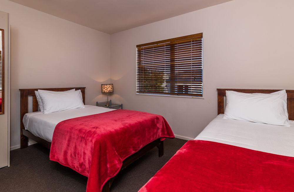 Twin Peaks Lakeside Inn Таупо Экстерьер фото