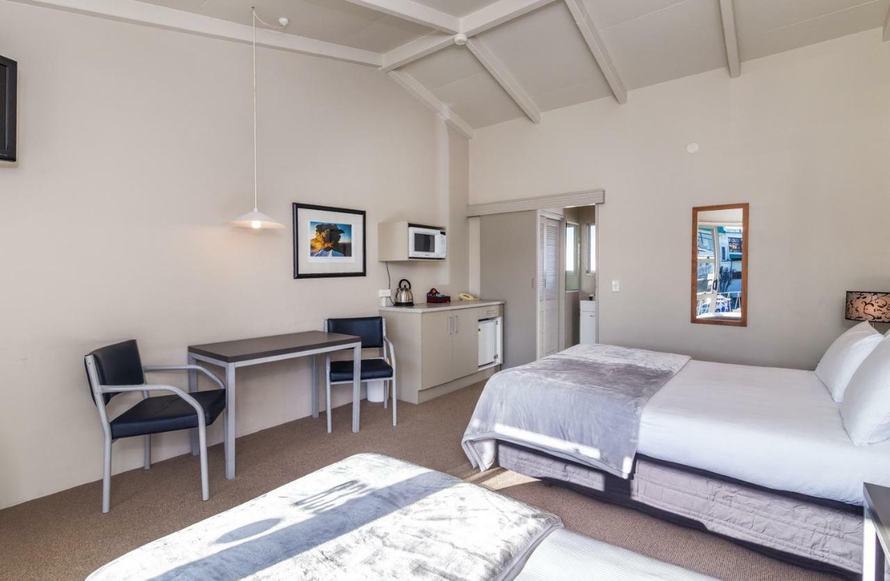 Twin Peaks Lakeside Inn Таупо Экстерьер фото